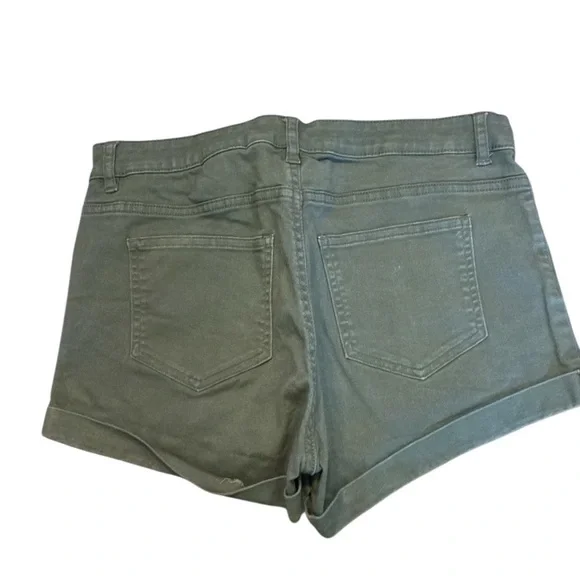 5/$25 H&M Olive Green Women's Shorts - Picture 5 of 5